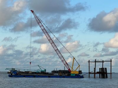 Thi công trụ điện gió ngoài khơi 350MW Cà Mau